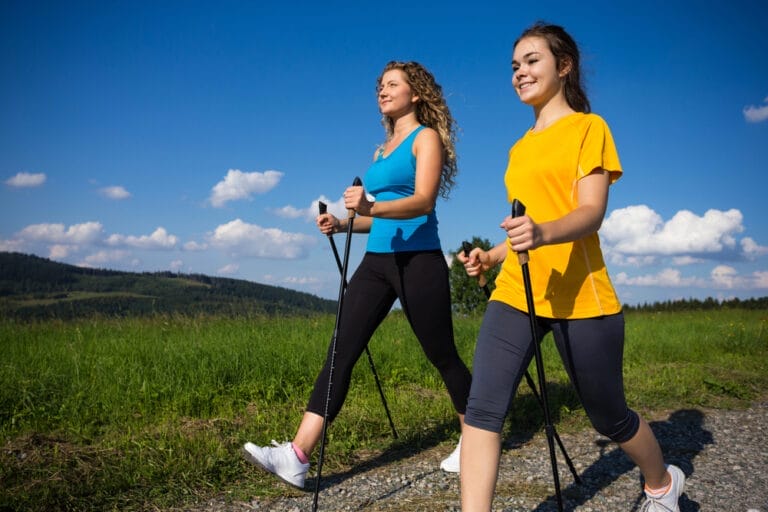 Nordic walking – wybierz się na zdrowotny spacer z kijkami