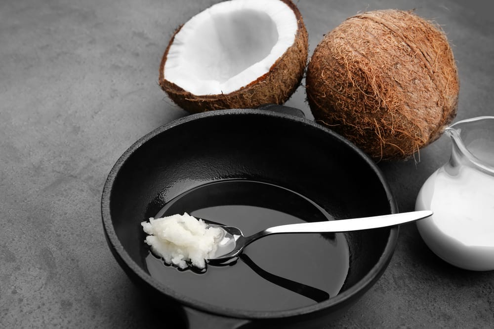 olej kokosowy na patelni